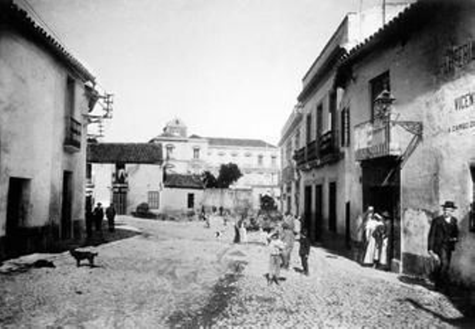 Fotografía de una calle de Córdoba realizada por L. Roisin incluida en la exposición.