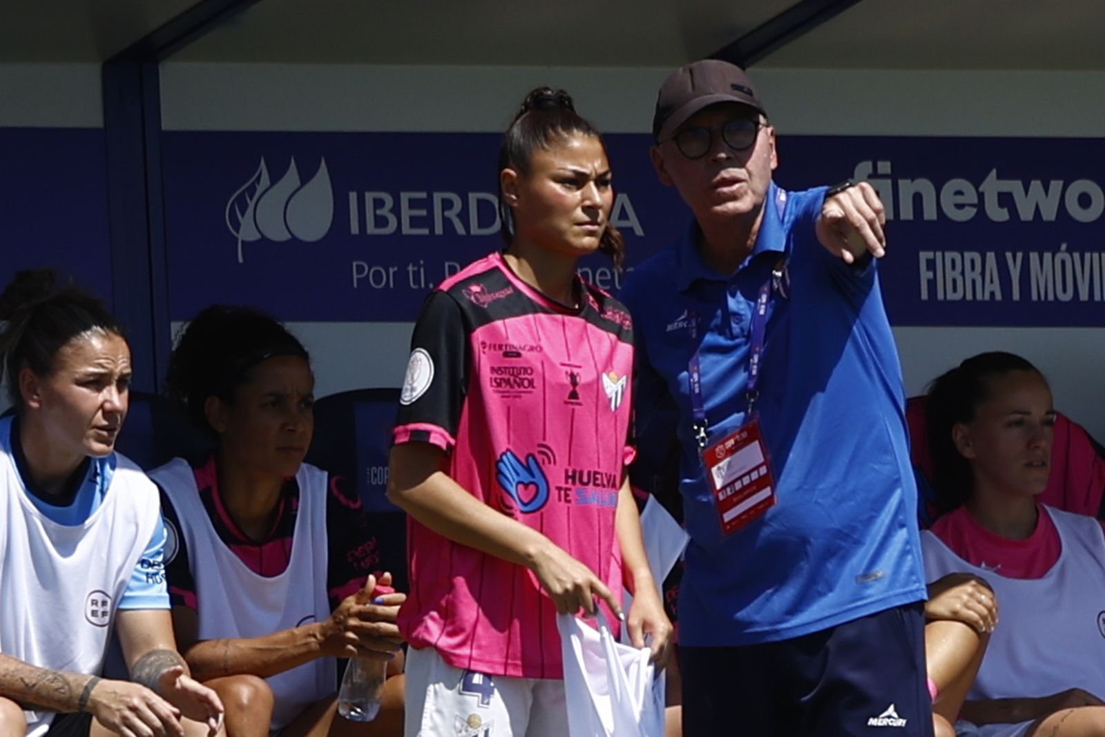 Toledo da instrucciones a Vanesa Santana durante la final de la Copa.