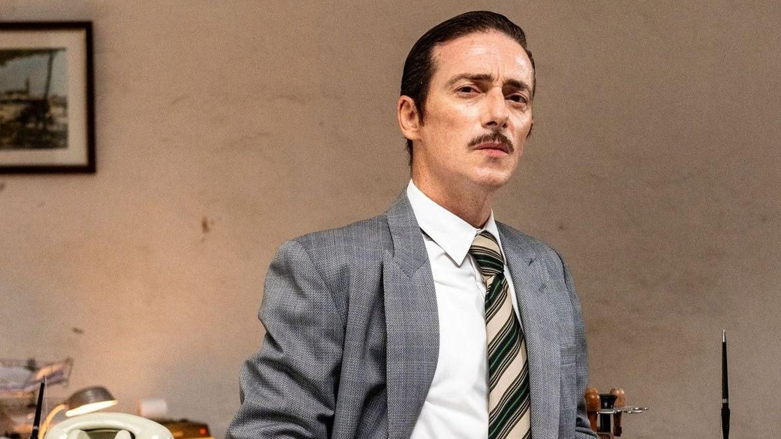 Víctor Clavijo en su papel de villano para la serie 'El marqués'.