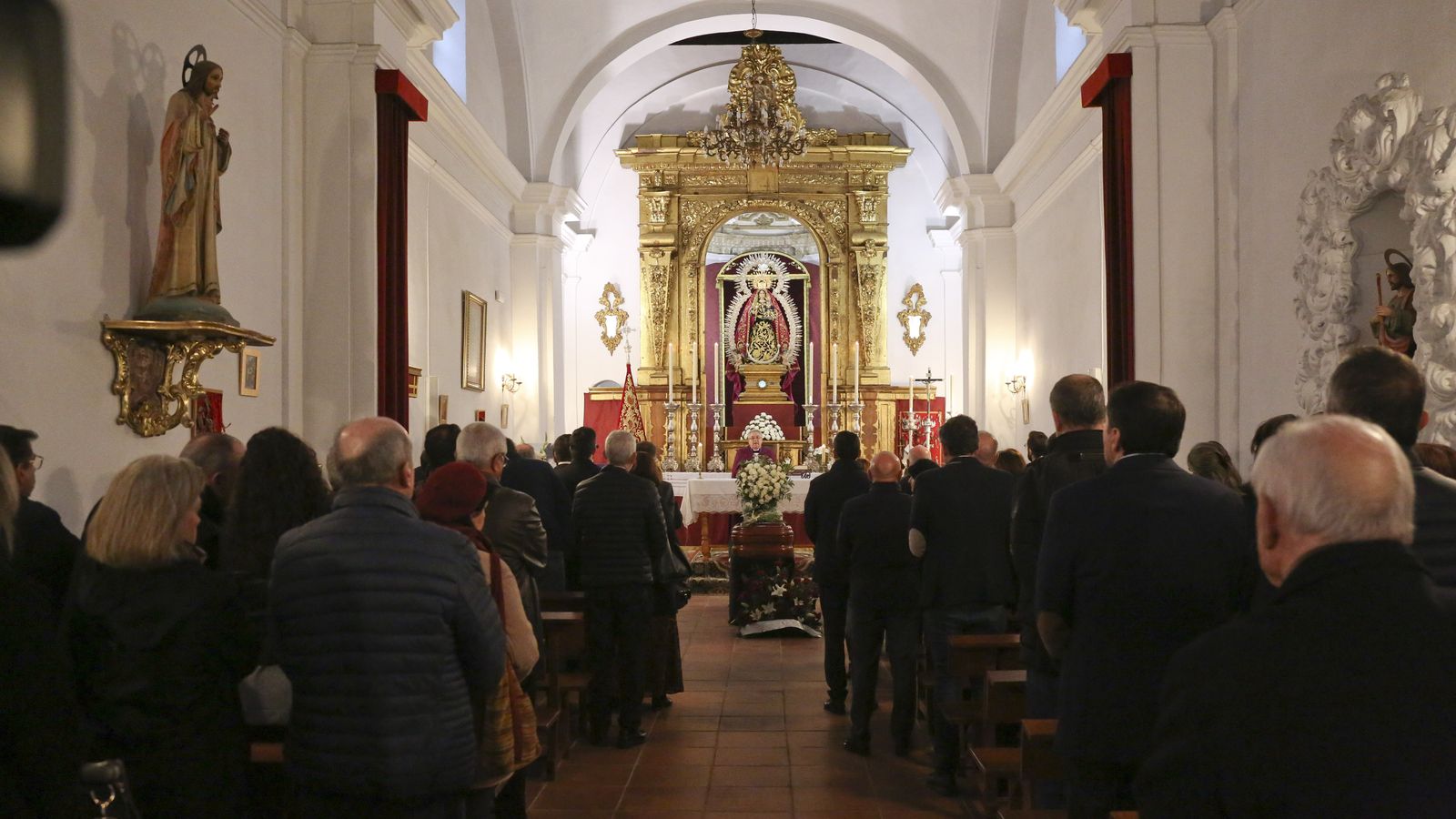 Celebración del responso en la iglesia del cementerio.