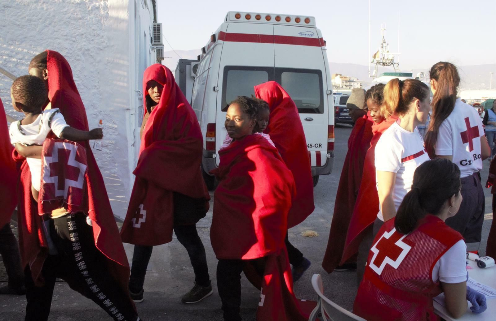 Algunos de los inmigrantes que llegaron el martes al Puerto de Motril.