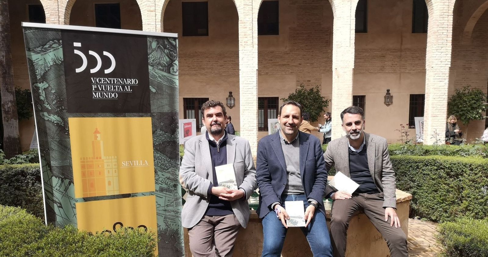 Manuel Parodi Álvarez (izquierda) en el Palacio Marqueses de la Algaba con  Juan Tomás de Aragón (coordinador general de Igualdad, Participación Ciudadana y Coordinación de Distritos) y Paco Cerrejón (coordinador de Contenidos de la Conmemoración del V Centenario en el Ayuntamiento).