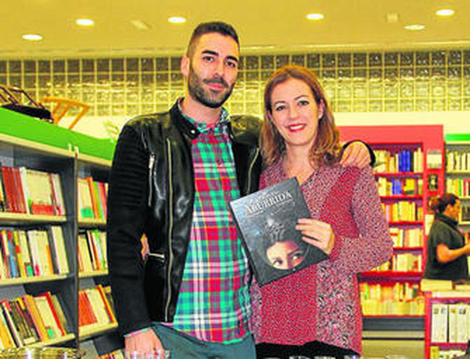 El ilustrador Antonio Lorente junto a la escritora María Jesús Lorente.