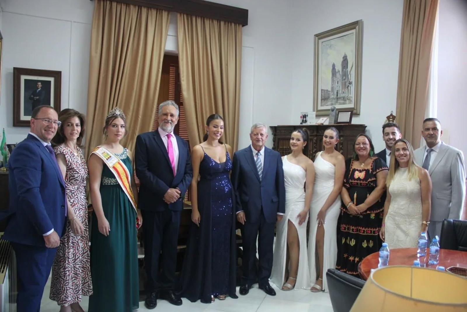 Reinas y damas, pregonero y corporación municipal.