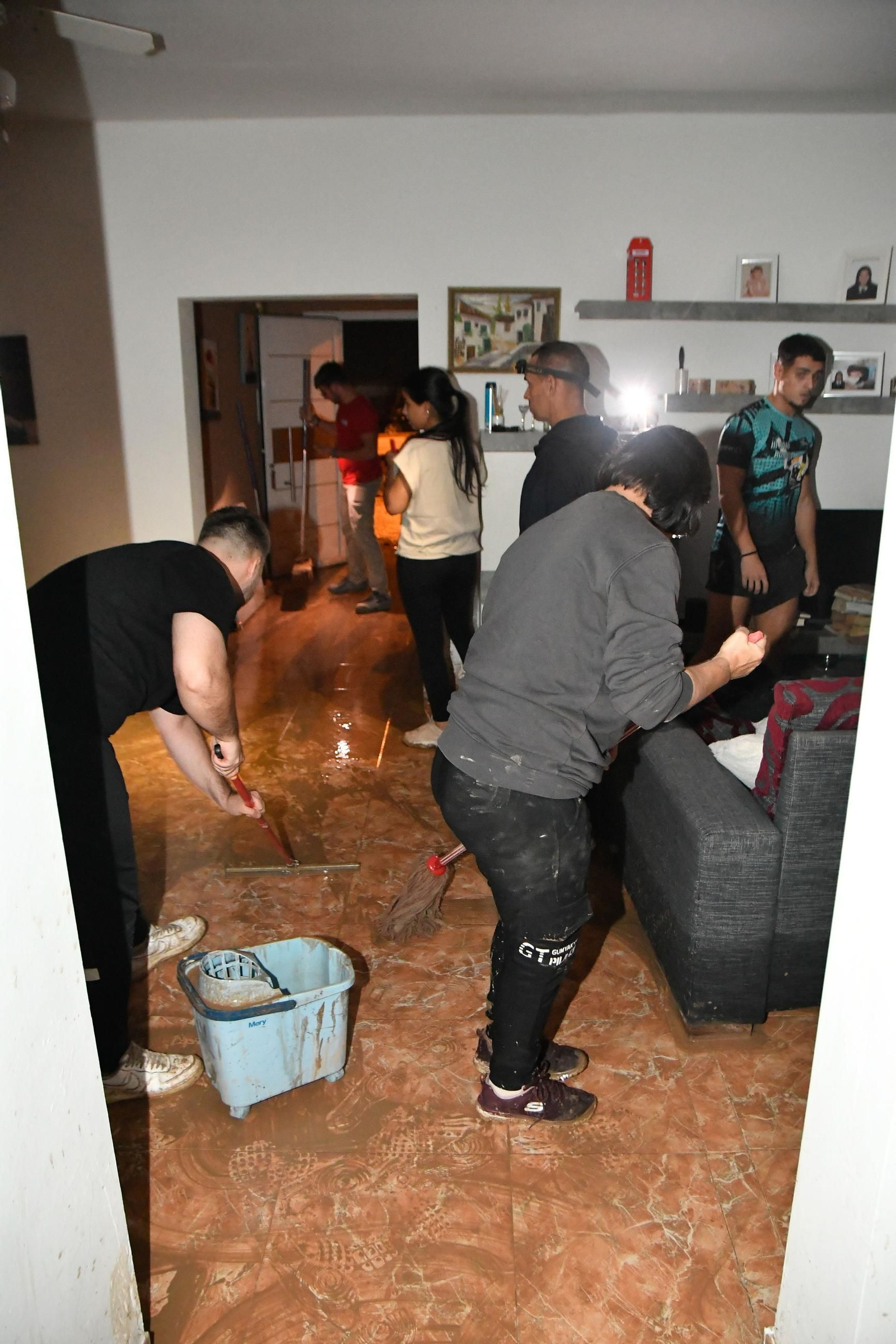 Vecinos de Vícar limpian sus viviendas inundadas.