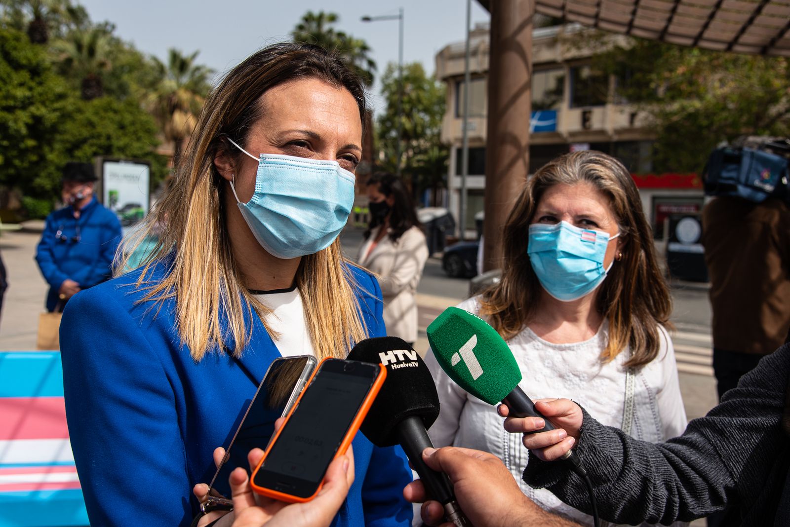 Imágenes de la inauguración del banco trans en Huelva