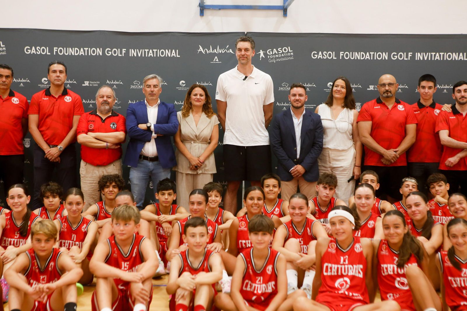 Fotos del encuentro de Pau Gasol con niños en el pabellón de San Roque