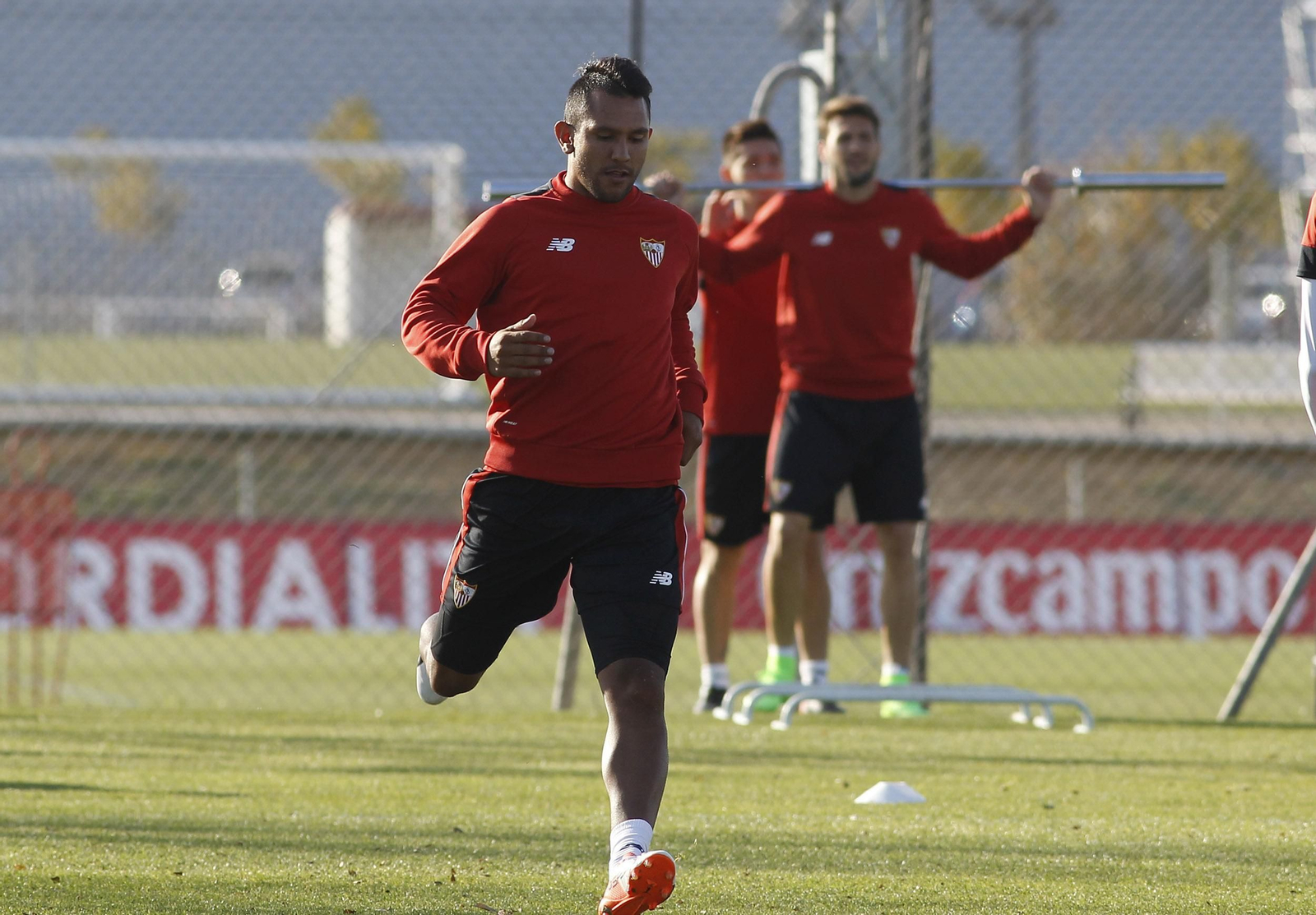 Walter Montoya finaliza un sprint con Franco Vázquez y Kranevitter al fondo.