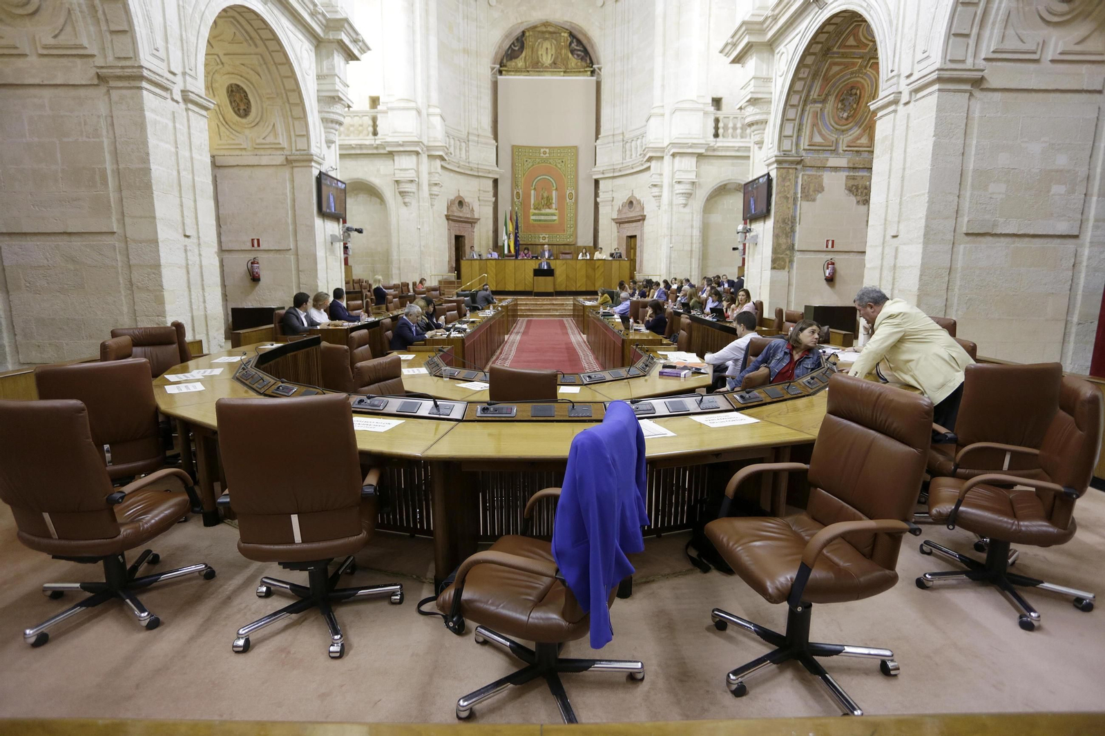 El salón del Pleno del Parlamento durante un receso en la hora del almuerzo.