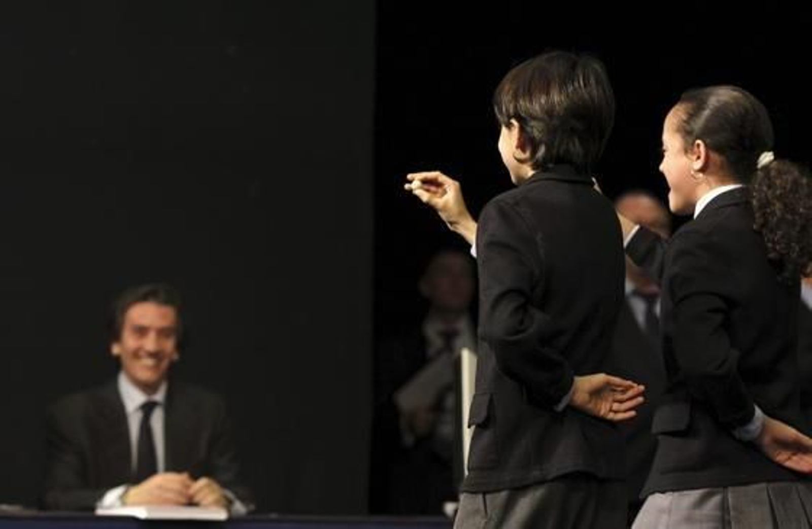 Los niños de San Ildefonso, Ismael Rastrelli y Sherley Fonseca, muestran el número 76.058 que ha sido agraciado con el premio Gordo.

Foto: EFE
