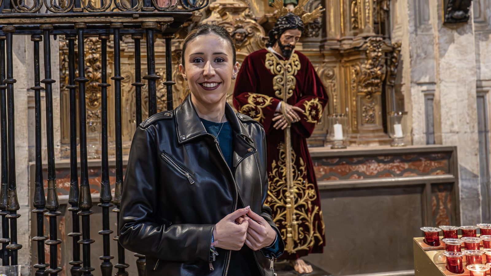 La hermana mayor, Alejandra Fernández, ante el Señor Cautivo