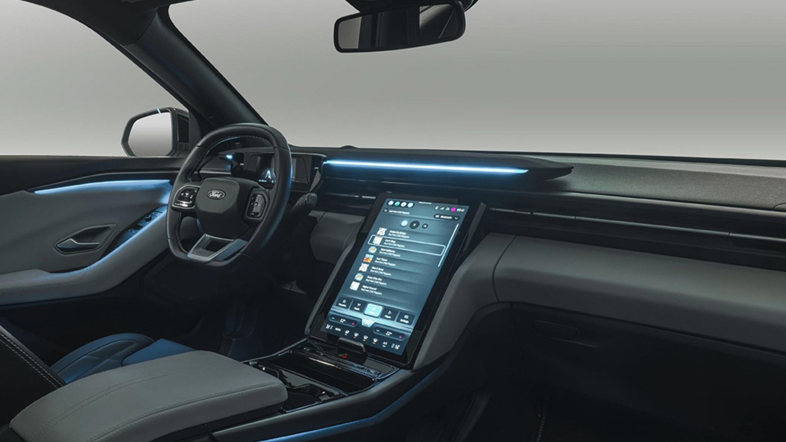 Estos SUV disponen de dos pantallas: una para la instrumentación de 5,3" y una segunda para el sistema de infoentretenimiento de 14,6" que, como en el Mustang-E, está dispuesta verticalmente.