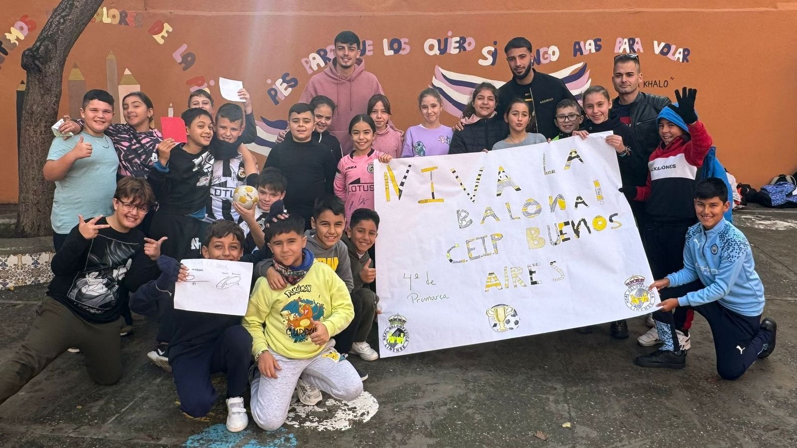 Jugadores de la Balona, durante una visita al CEIP Buenos Aires, el pasado viernes