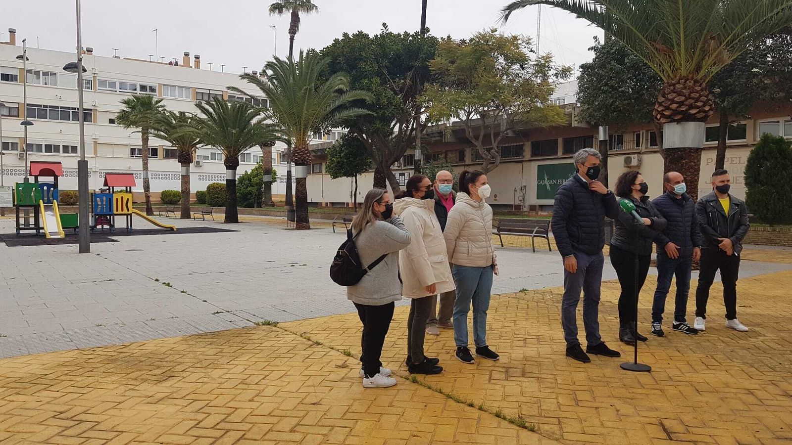 Fran Romero con compañeros de AxSí y vecinos de Vilarrubí.