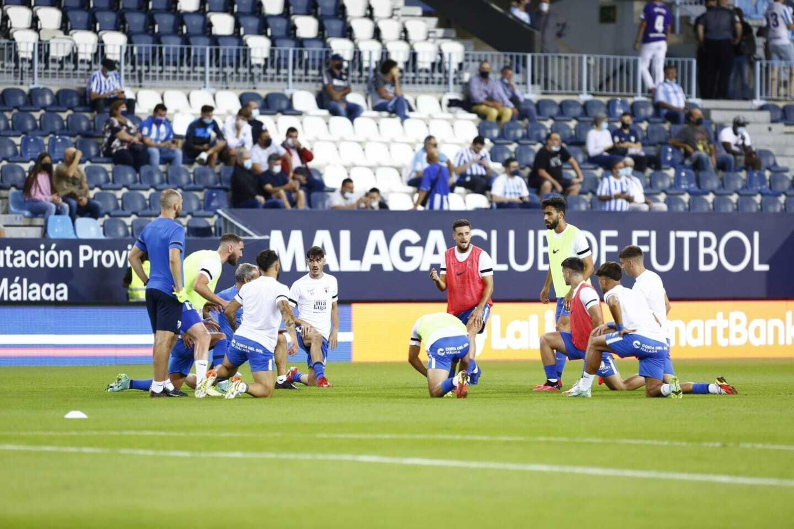 Los blanquiazules durante el calentamiento del Málaga CF - Zaragoza.