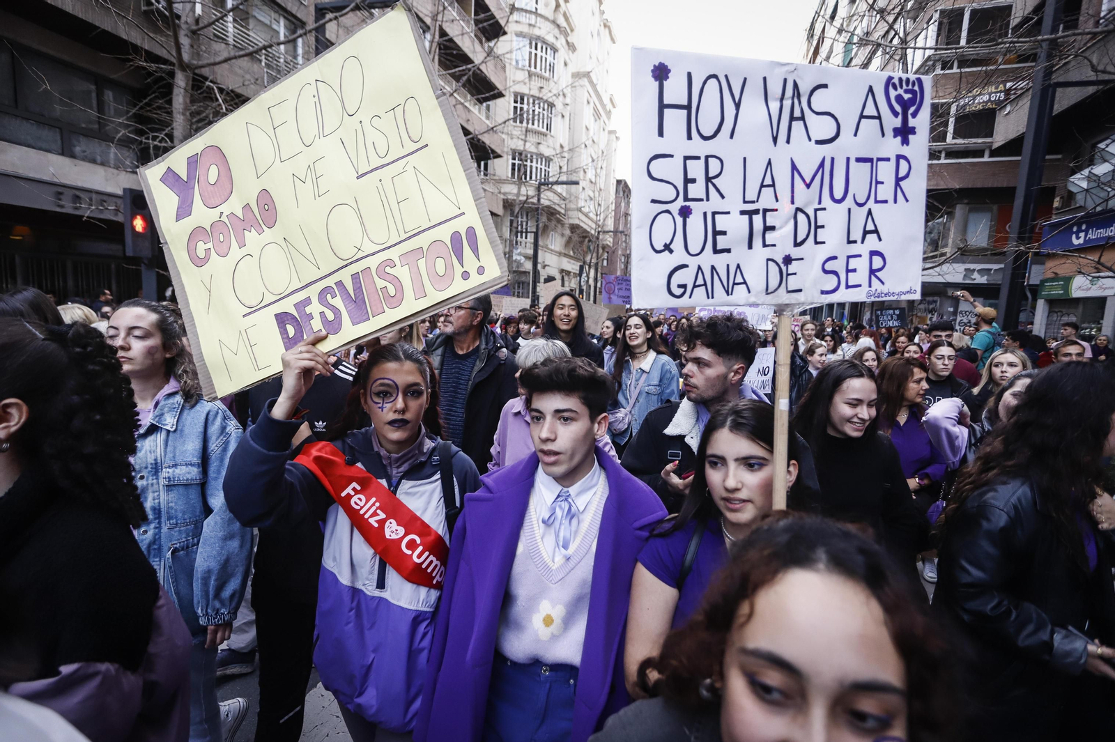 Una ola morada inunda la avenida principal de Granada en el Día de la Mujer