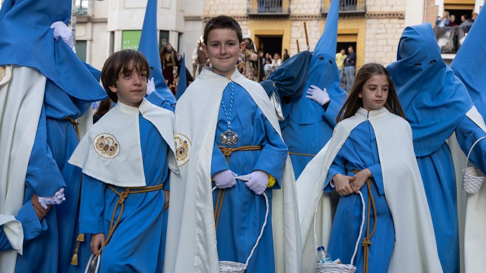 Los cofrades se rinden ante los grandes pasos de misterio del Lunes Santo