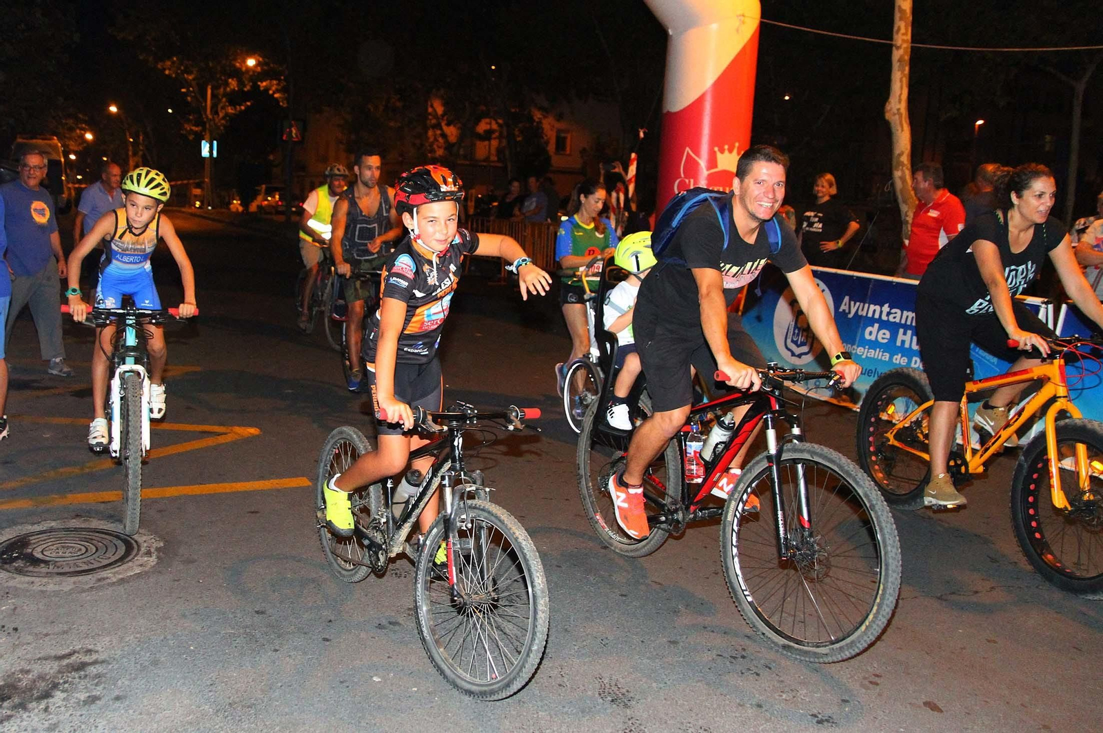La VII Carrera Nocturna de Huelva en imágenes