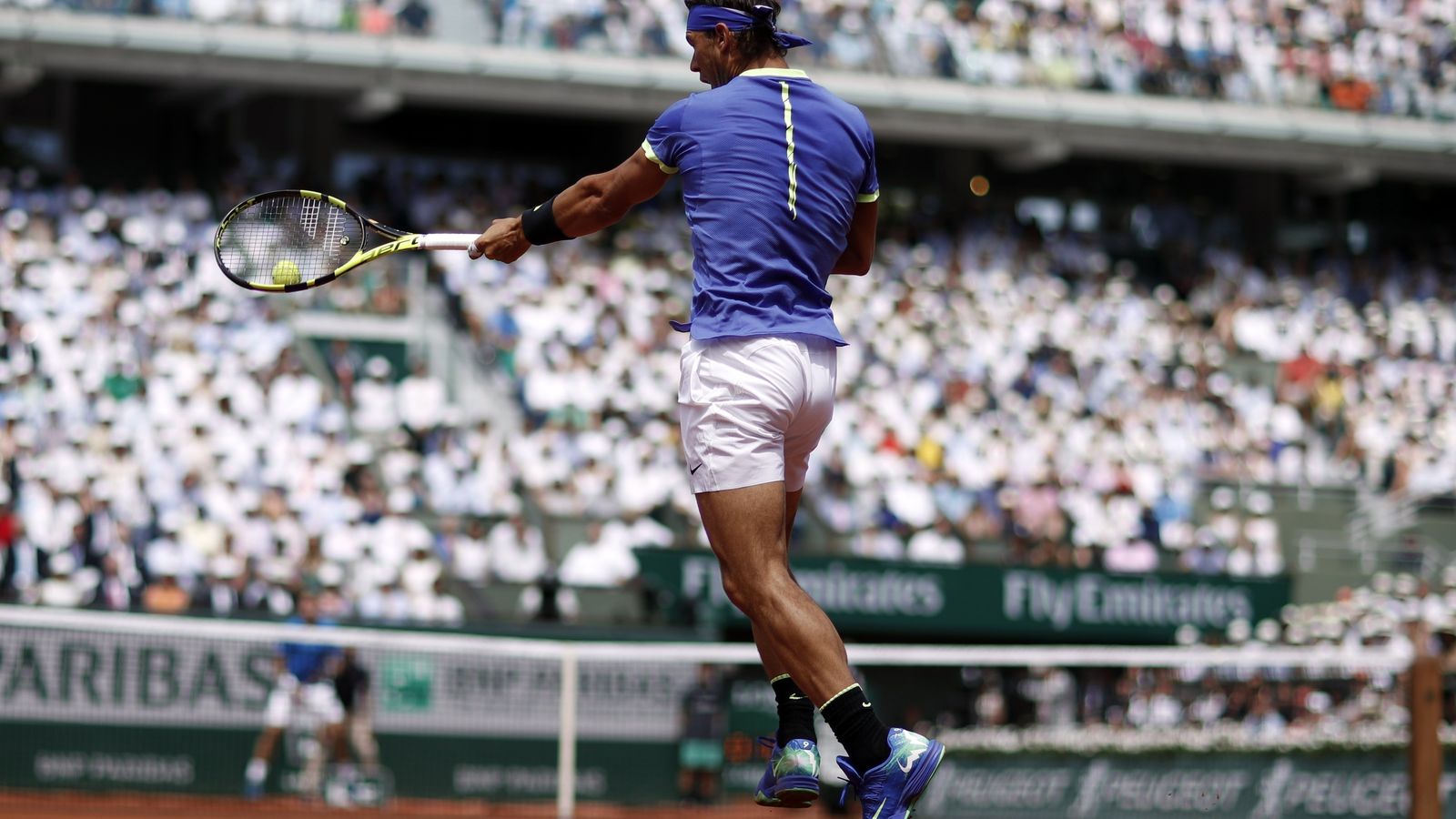 Nadal devuelve un golpe.