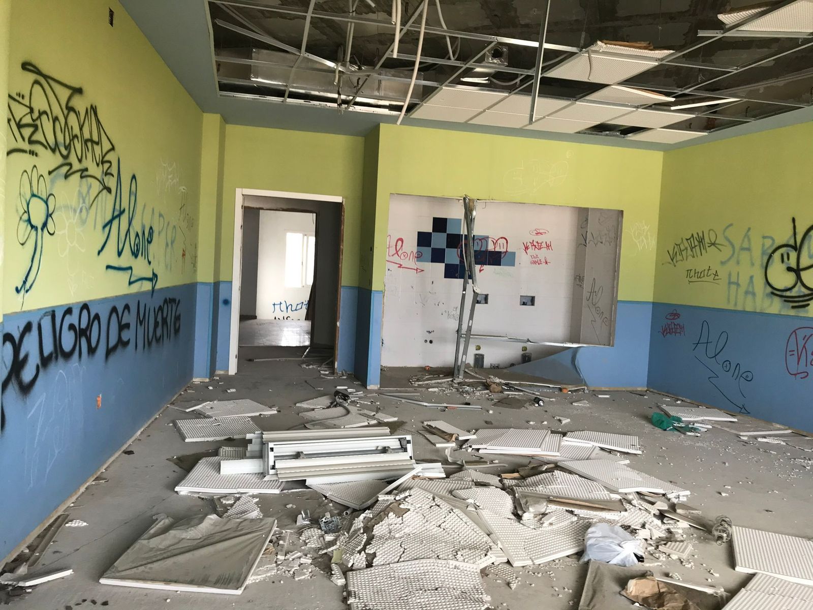 Interior de la guardería del Conquero pendiente de  demolición