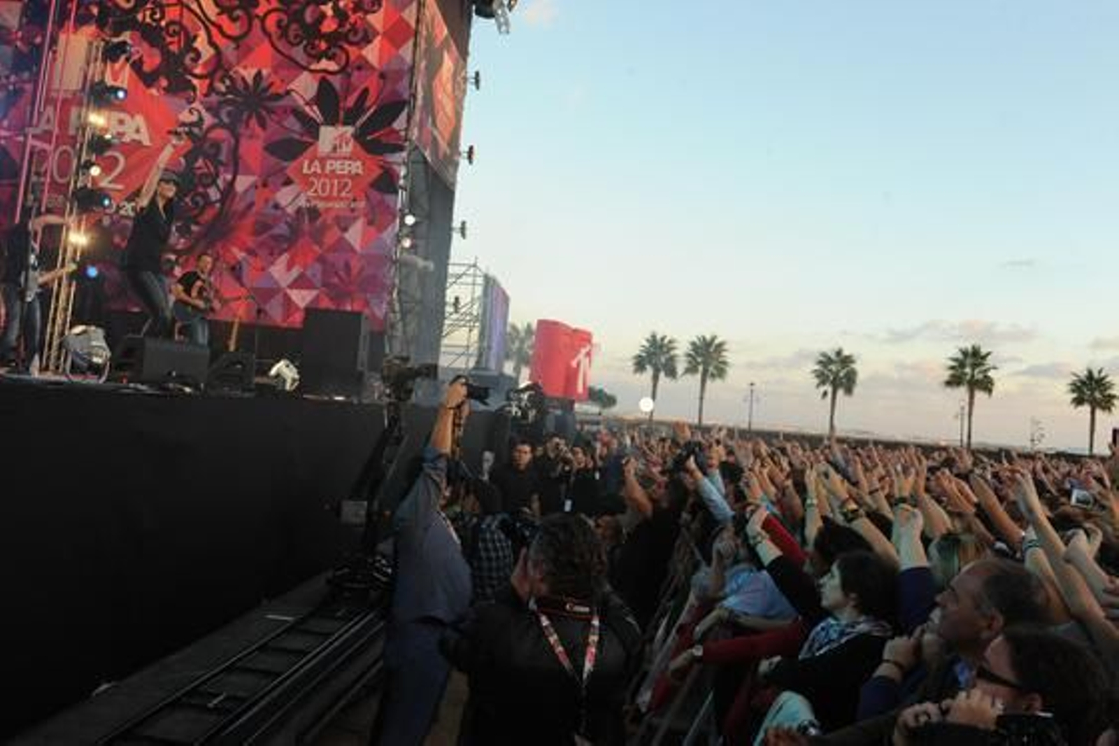Miles de personas asisten al macroconcierto de la MTV en San Fernando. /Fotos: Rioja · Elías Pimentel