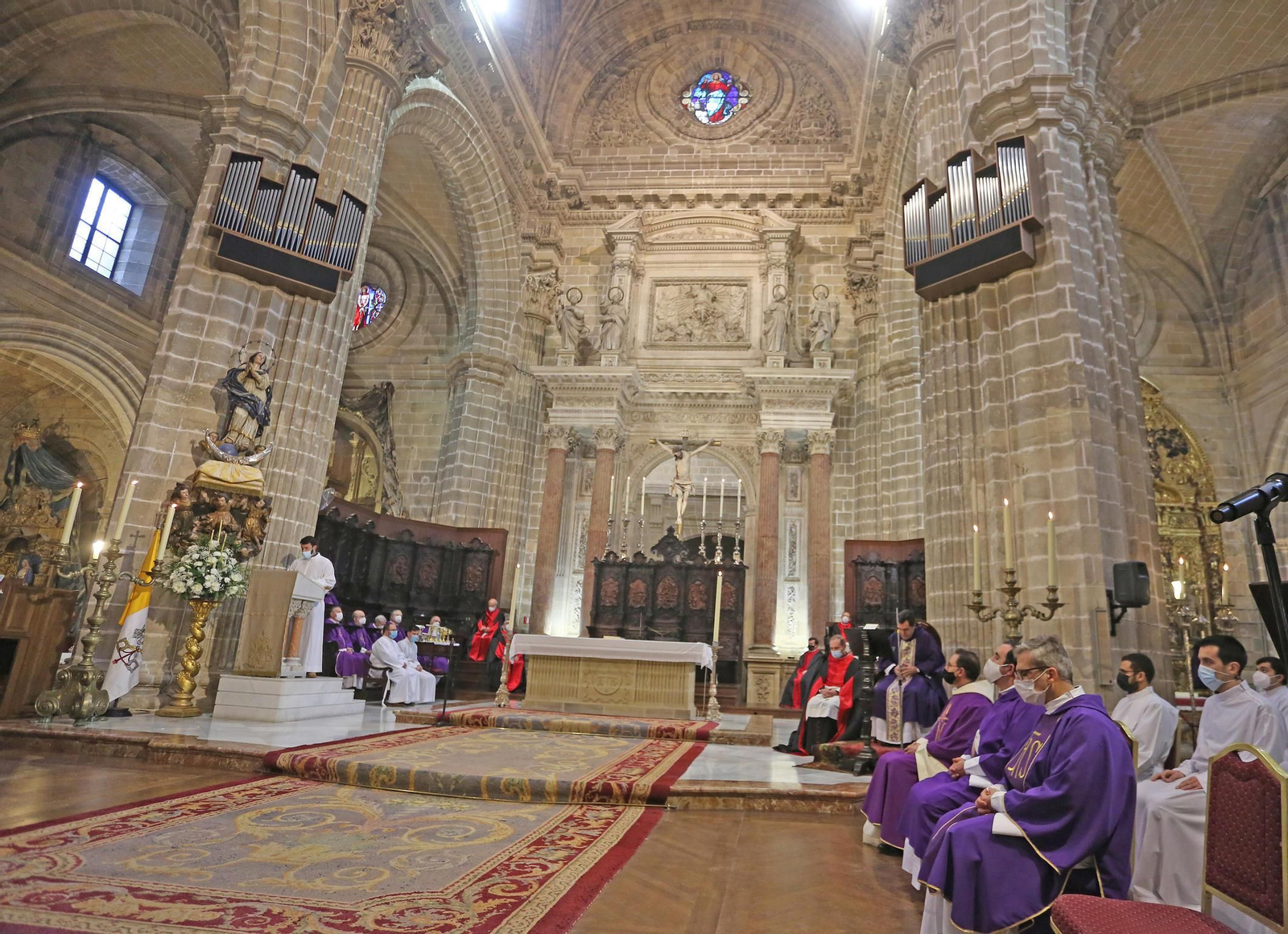 Momento de la celebración de la misa funeral por don Juan del Río en la Catedral de Jerez.