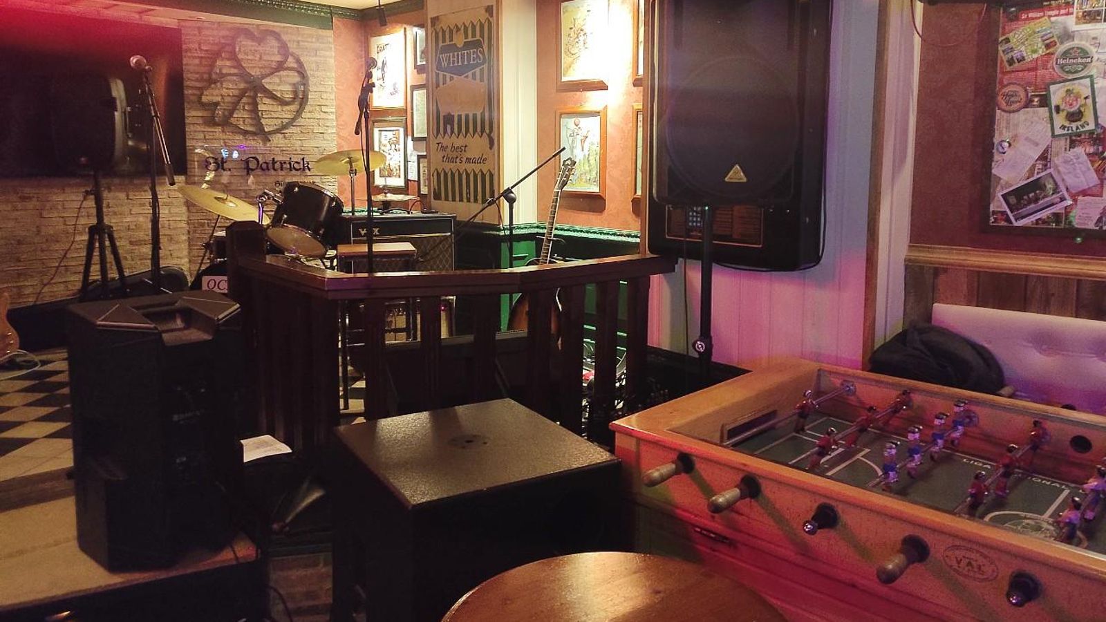 Zona de futbolín y conciertos del Pub Saint's Patrick, en Bernabé Soriano.