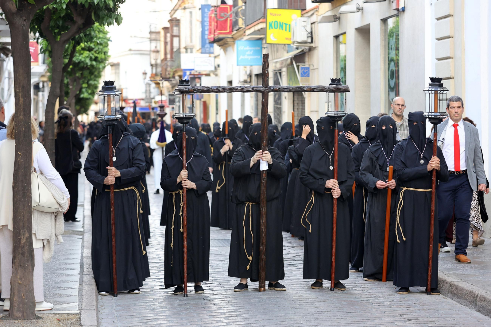 Imágenes de la Hermandad de Amor y Sacrificio en el Lunes Santo de Jerez 2025
