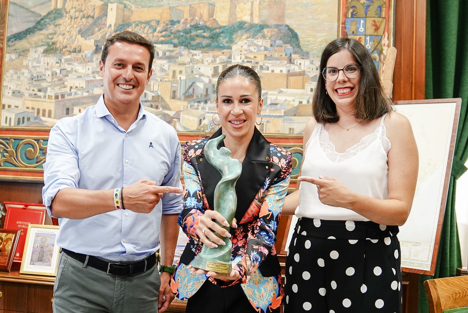 Javier A. García con Rocío Garrido y la diputada Almudena Morales.