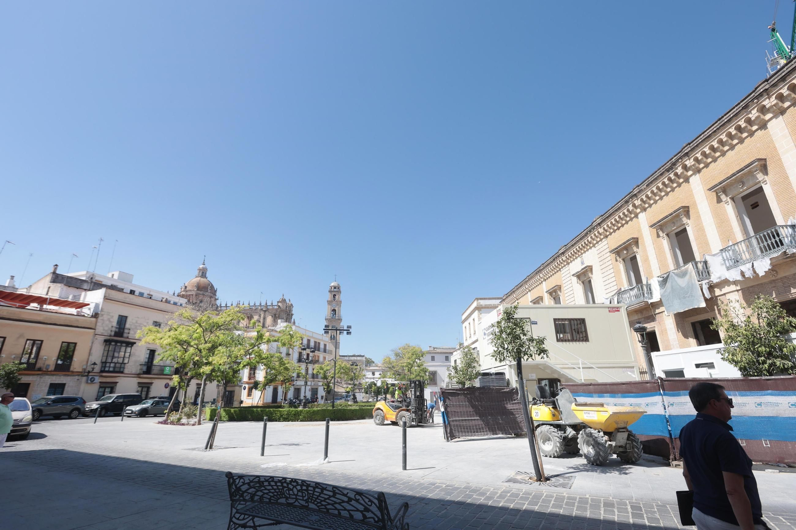 Lugar en el que irá ubicado el monumento a la Inmaculada, con la torre campanario de la Catedral al fondo.