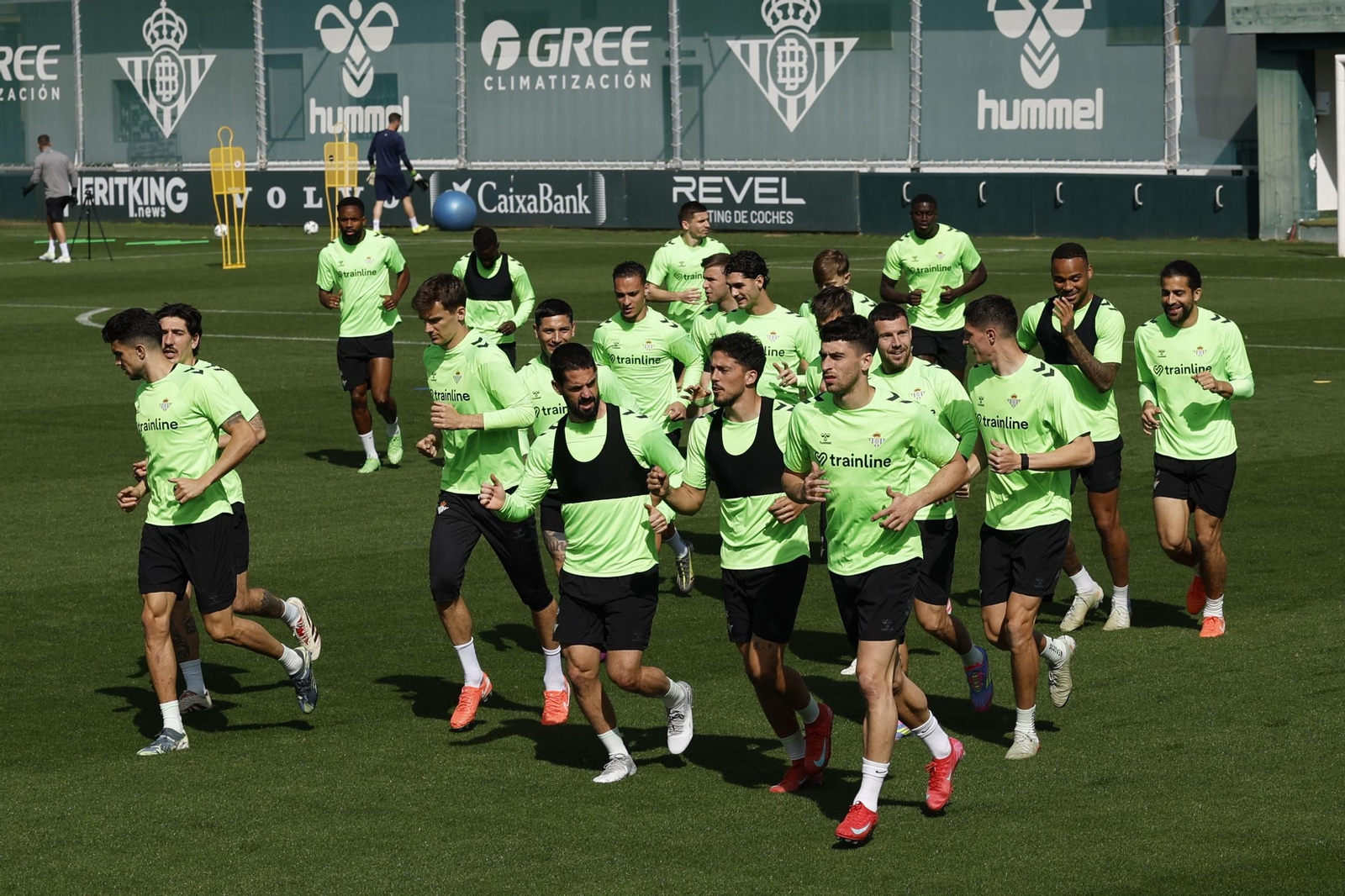 Marc Roca, junto a Fornals e Isco, en el entrenamiento matinal de este miércoles en la ciudad deportiva. Marc Roca, junto a Fornals e Isco, en el entrenamiento matinal de este miércoles en la ciudad deportiva.
