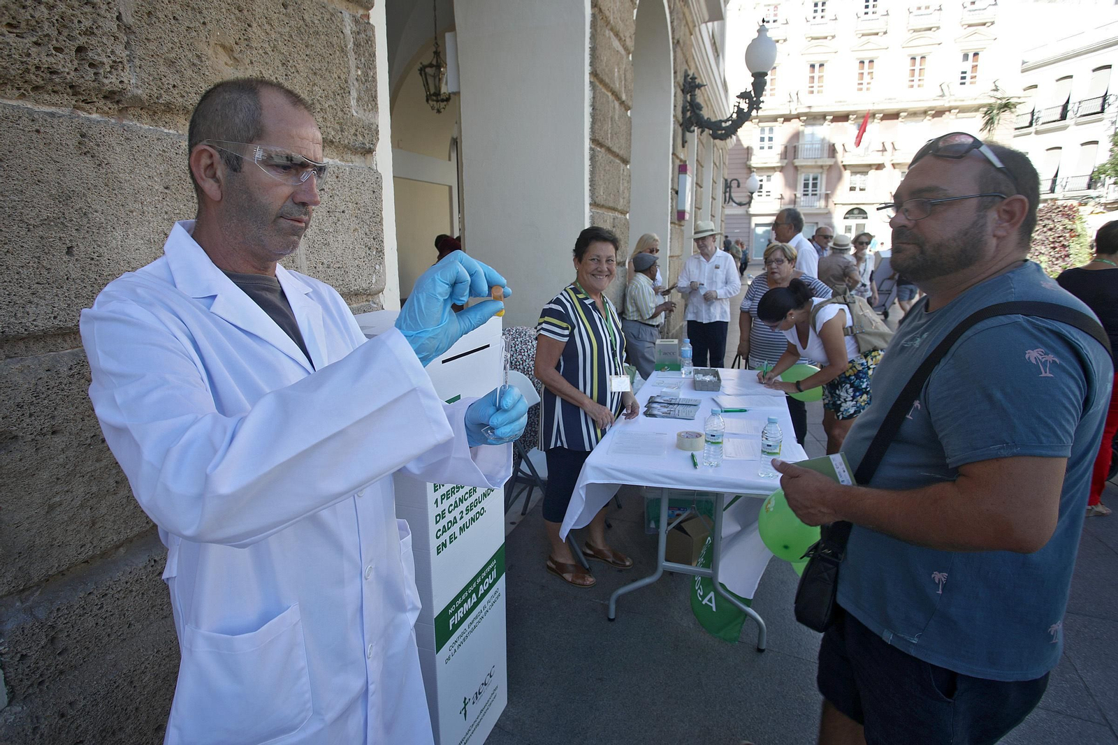 Un hombre-estatua en San Juan de Dios se movía sólo cuando alguien introducía una firma en el buzón situado junto a él.