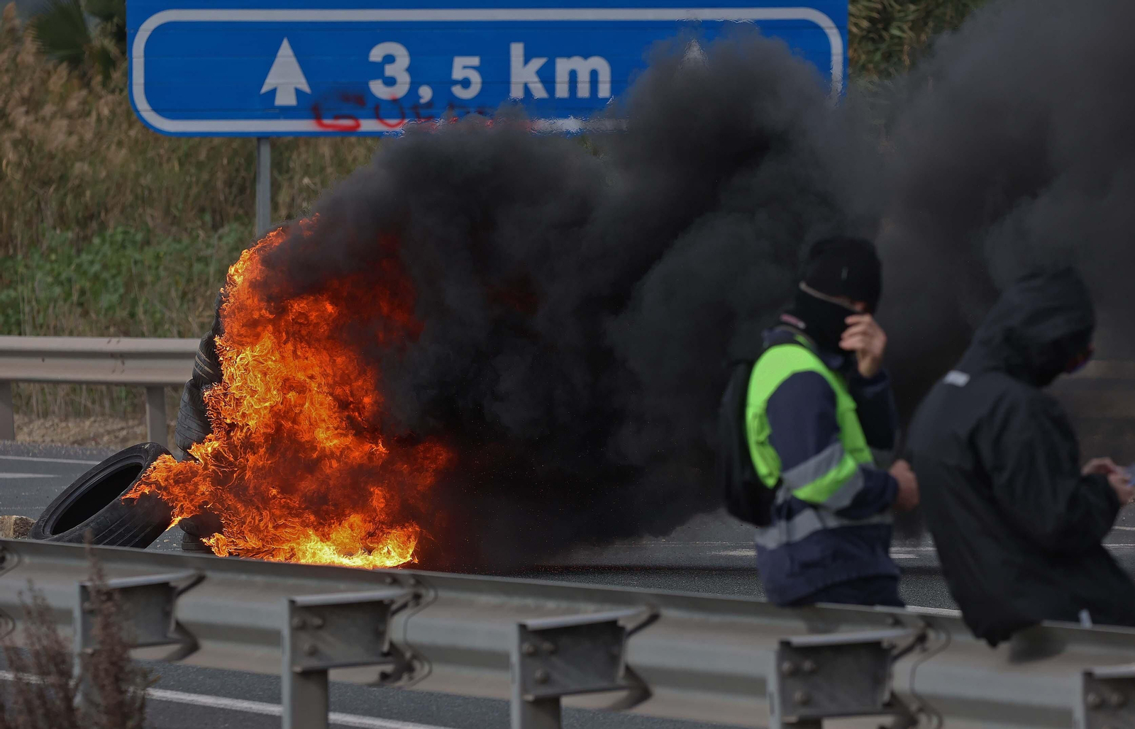 Imágenes del corte de la A7 por los huelguistas de Acerinox tras las negociaciones en el Consejo Andaluz de Relaciones Laborales