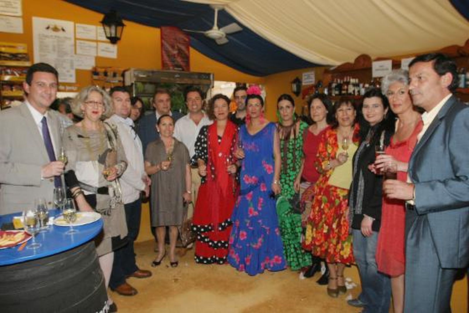 Isamay Benavente, directora del Teatro Villamarta, posa con la bailaora Angelita Gómez, Miguel Berraquero, gerente de este Diario y algunos trabajadores del teatro.

Foto: Vanesa Lobo