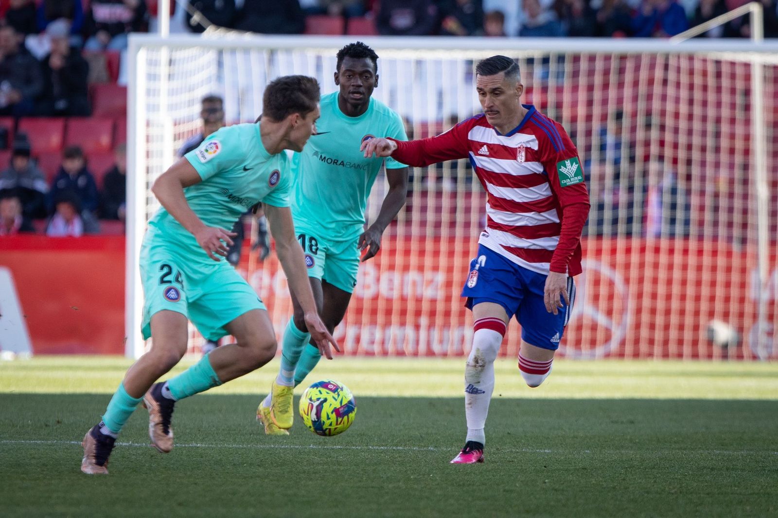 Callejón se lleva el balón en el partido ante el Andorra