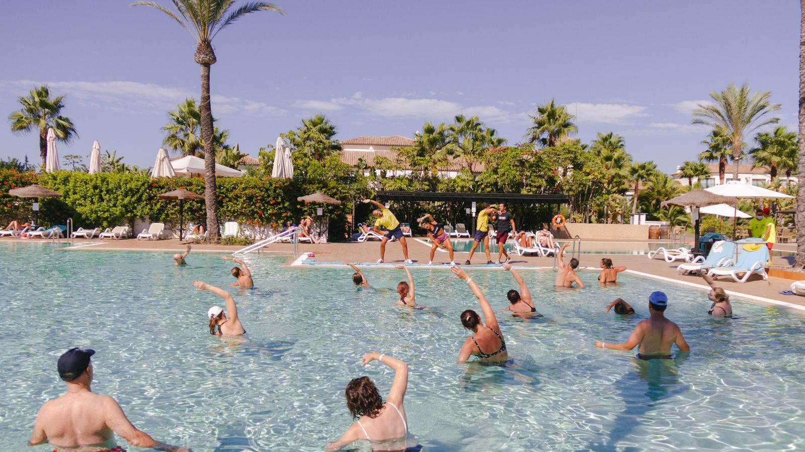 Varios clientes disfrutan de la piscina del hotel