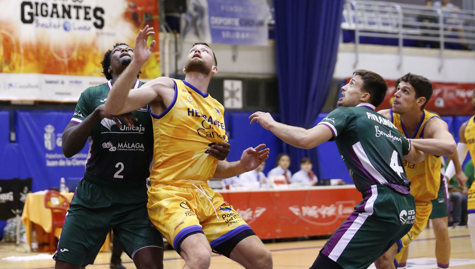 La primera victoria del Unicaja, en fotos