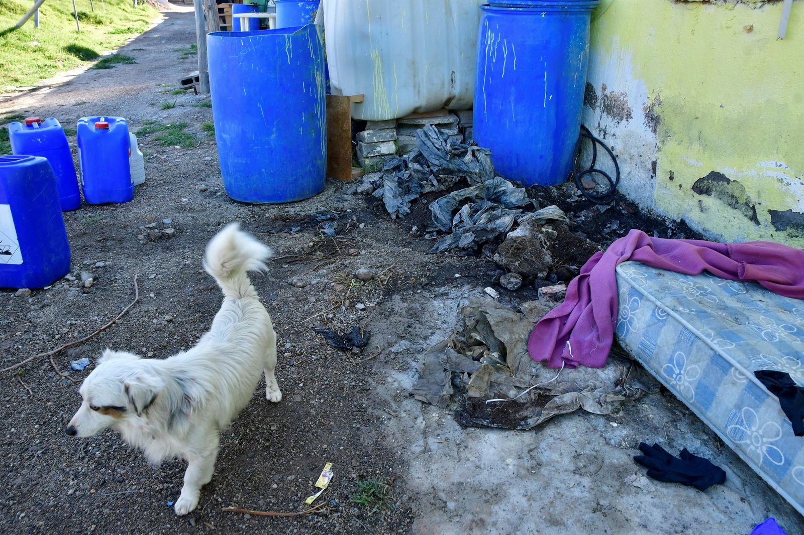 El cadáver del bebé estaba enterrado entre plásticos, telas y bidones de fertilizante