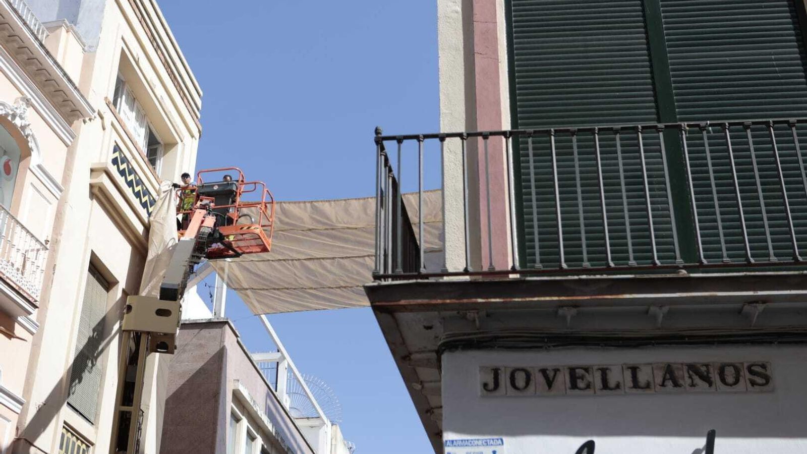 Los operarios instalando los toldos.
