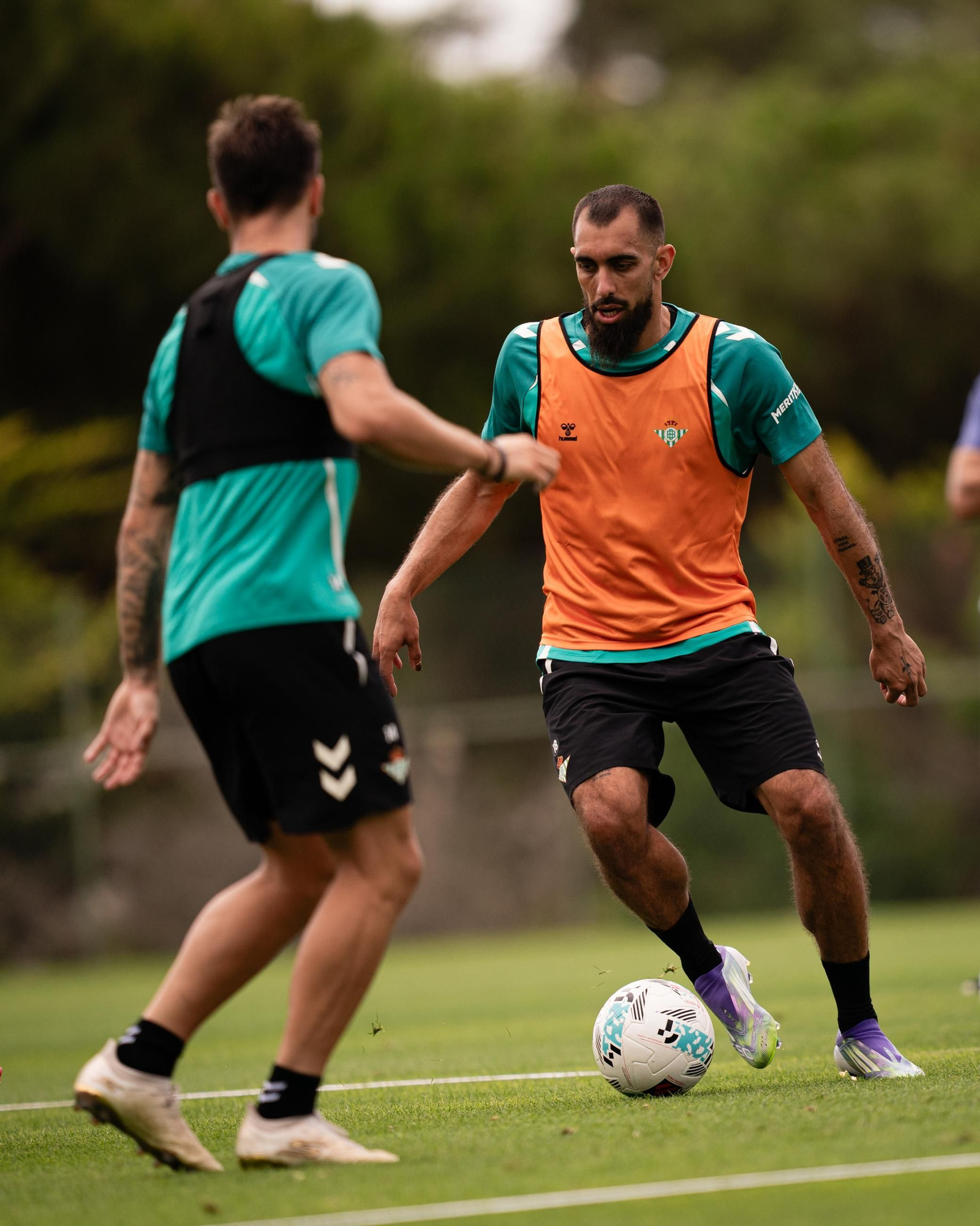 Borja Iglesias, en un entrenamiento durante la estancia en Almancil.