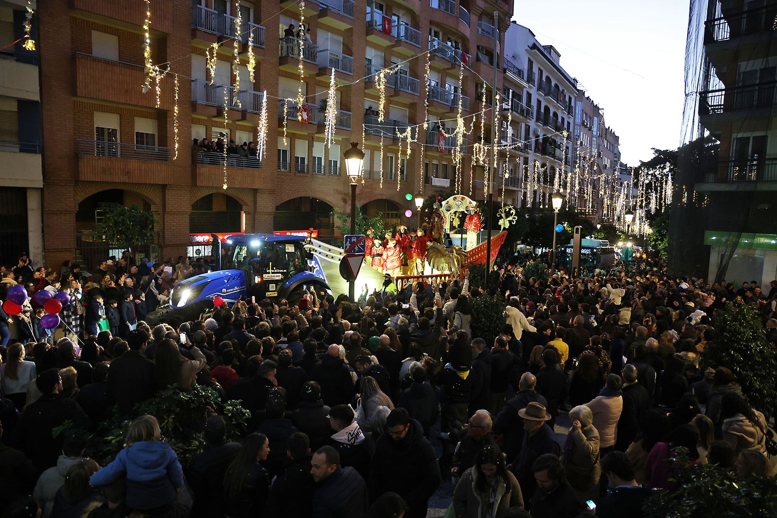 Las mejores fotografías de la salida y recorrido de la cabalgata de Reyes Magos 2026