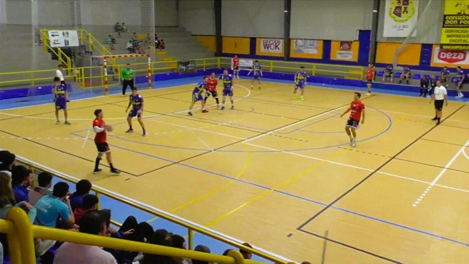 Los ejidenses tienen la posesión del balón durante una acción del encuentro frente a los cordobeses.