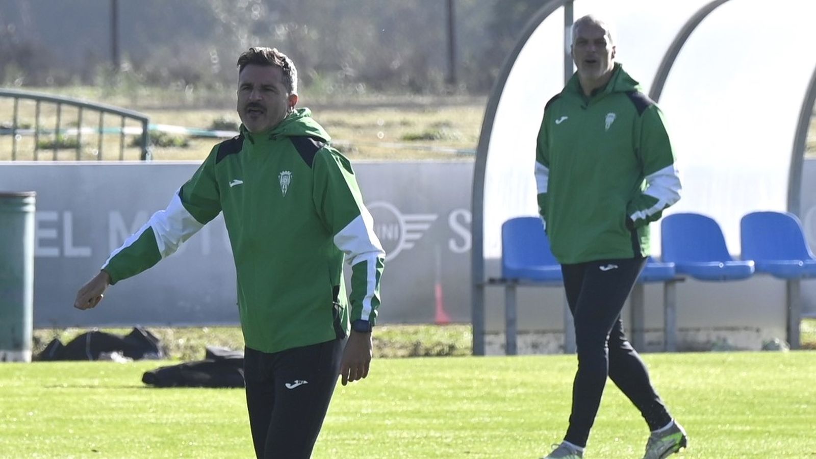 Iván Ania sigue de cerca el trabajo de sus jugadores en un entrenamiento del Córdoba CF.