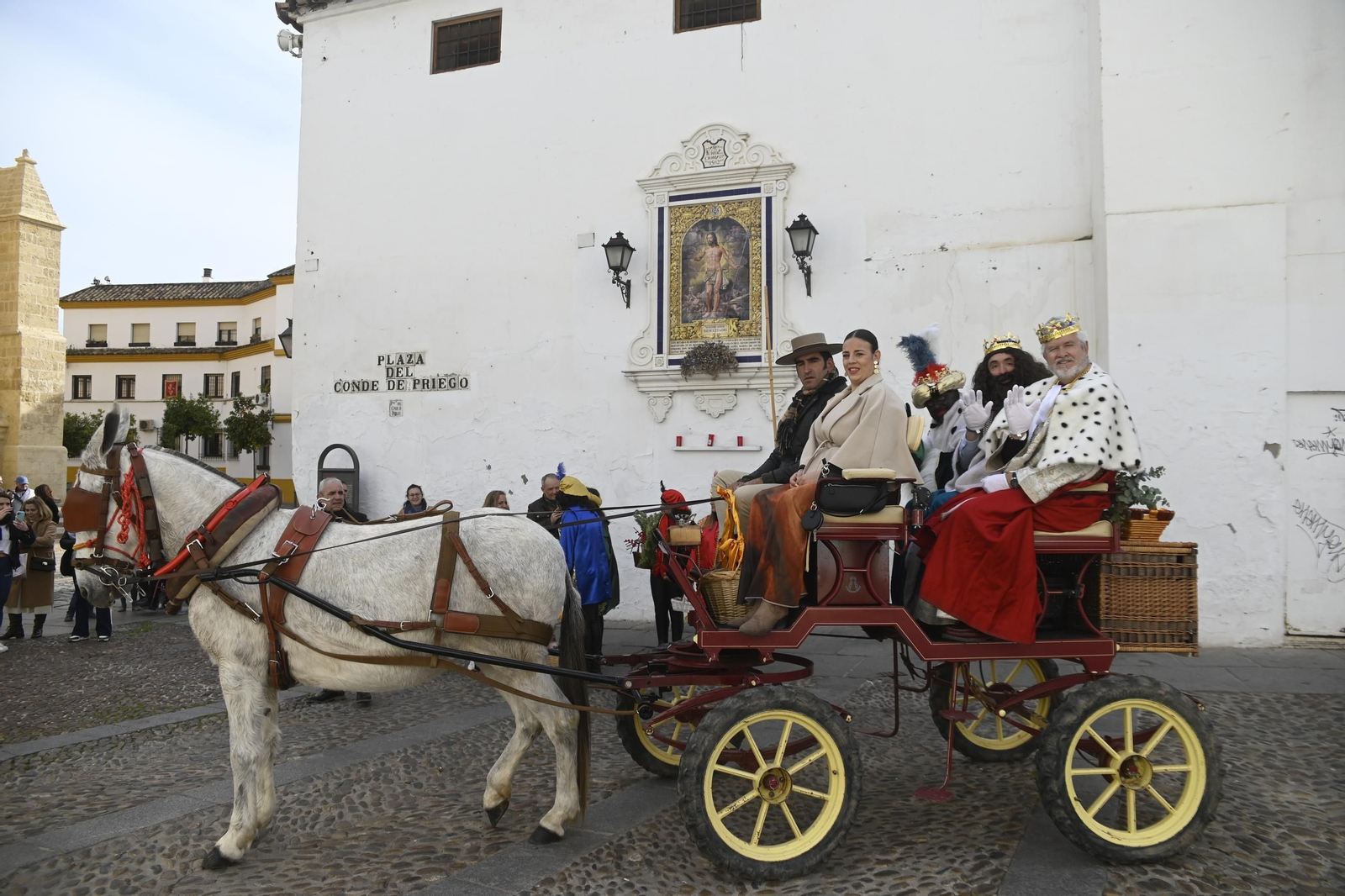 Los Reyes Magos pasean por Córdoba en coche de caballos, en imágenes