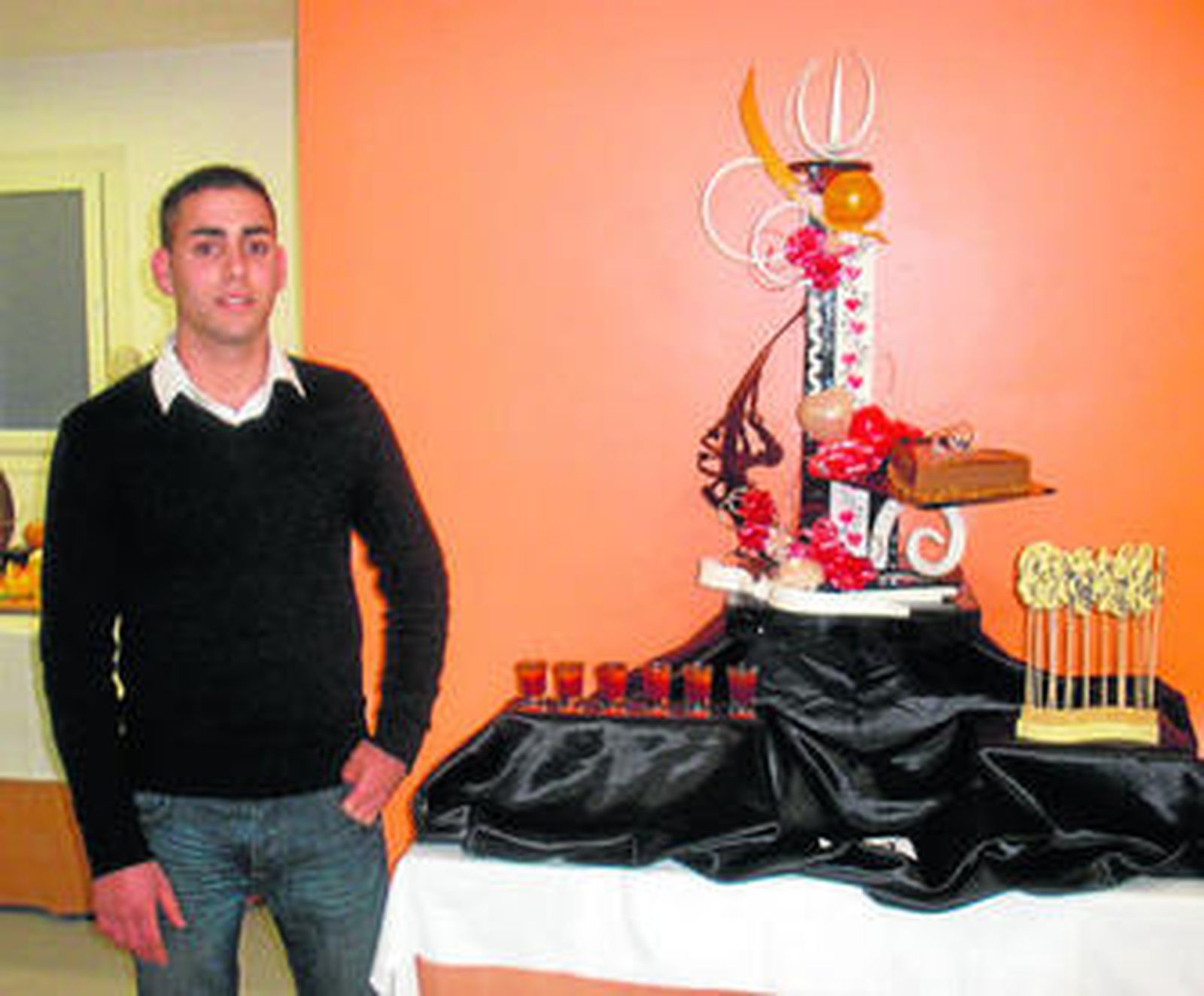 José Ángel Franco, junto al pastel premiado.