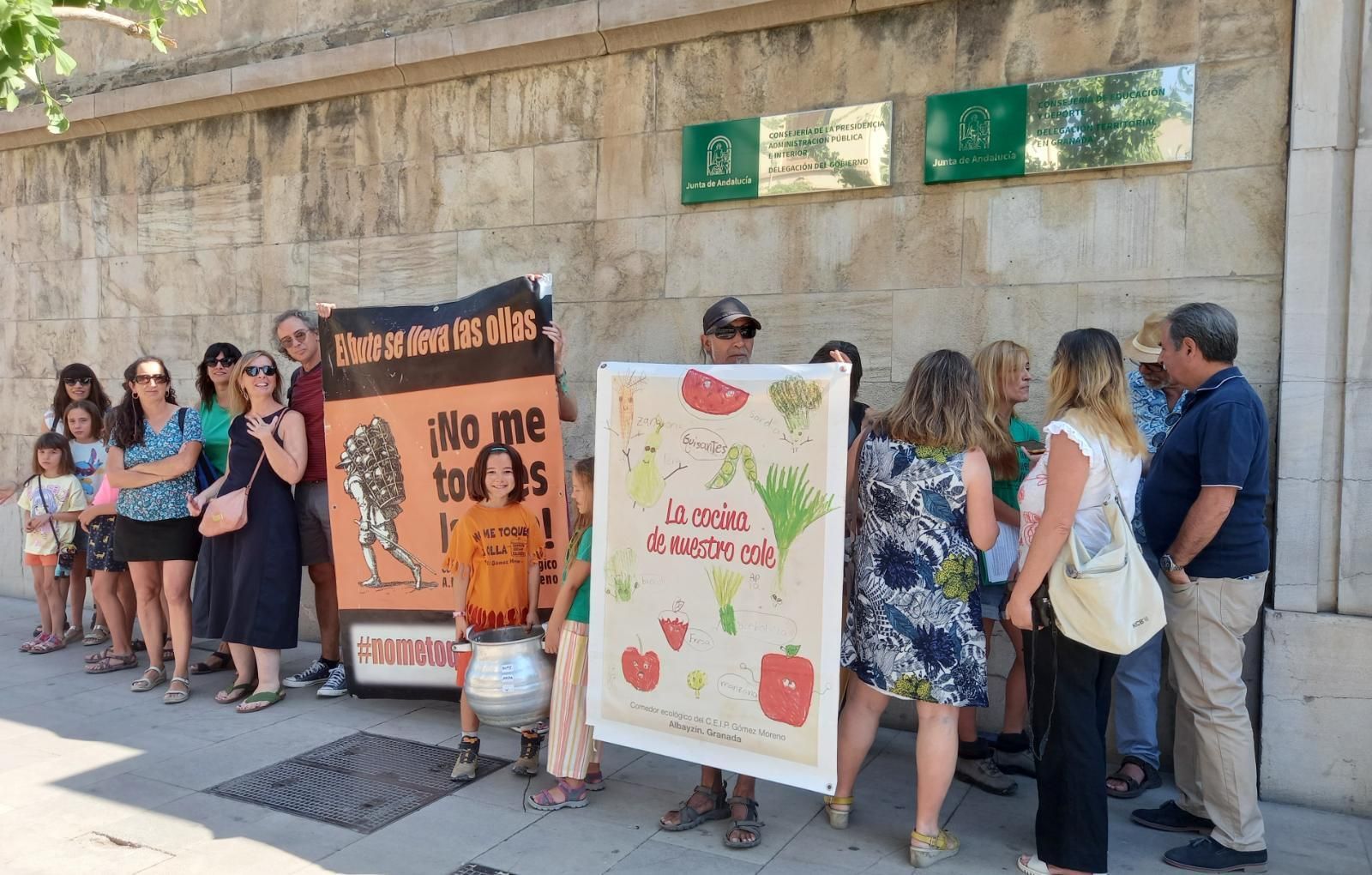 Concentración frente a la Delegación de Educación.
