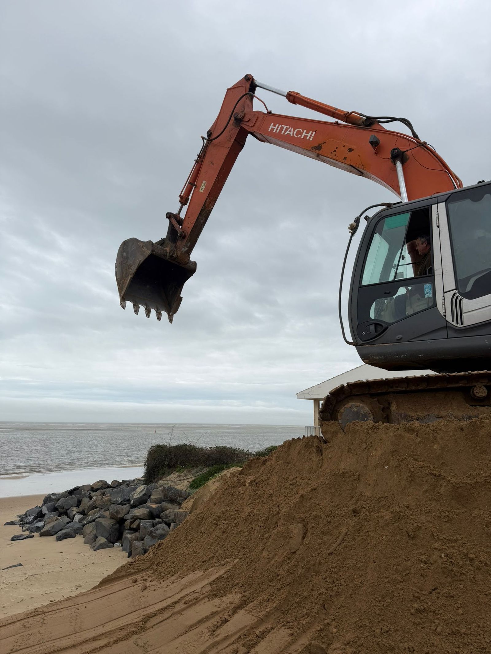La maquinaria actuando en El Portil.
