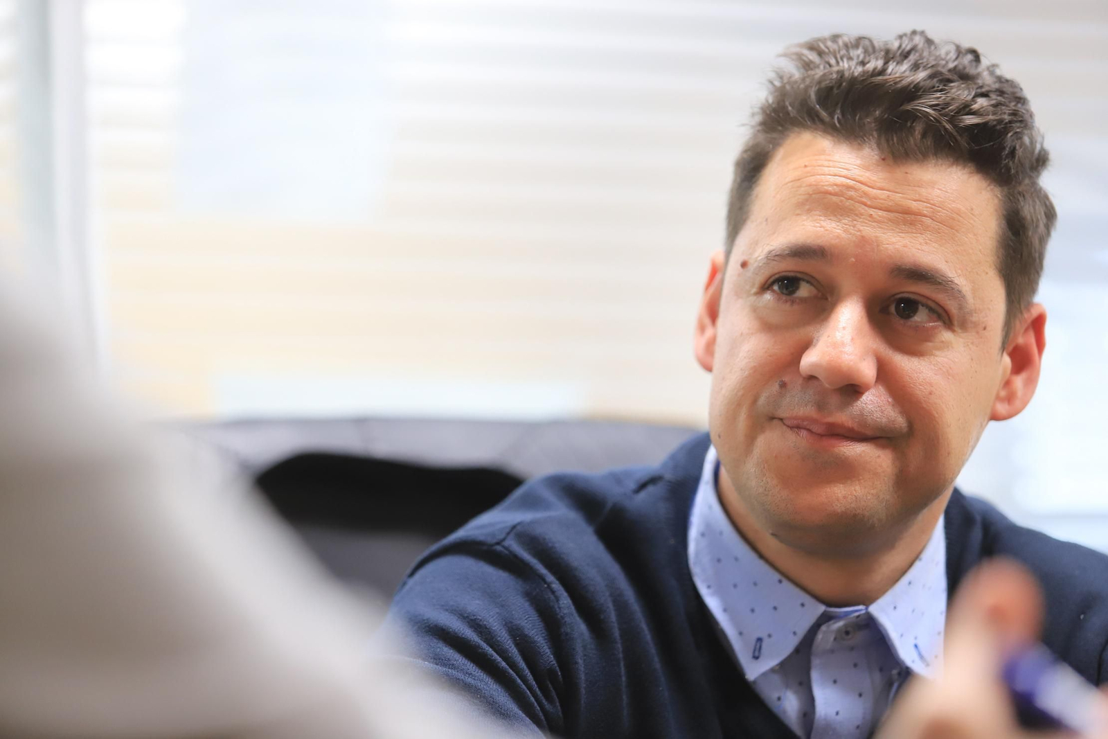 El alcalde de Manzanilla, el popular Javier Serrano, en la redacción de este periódico.