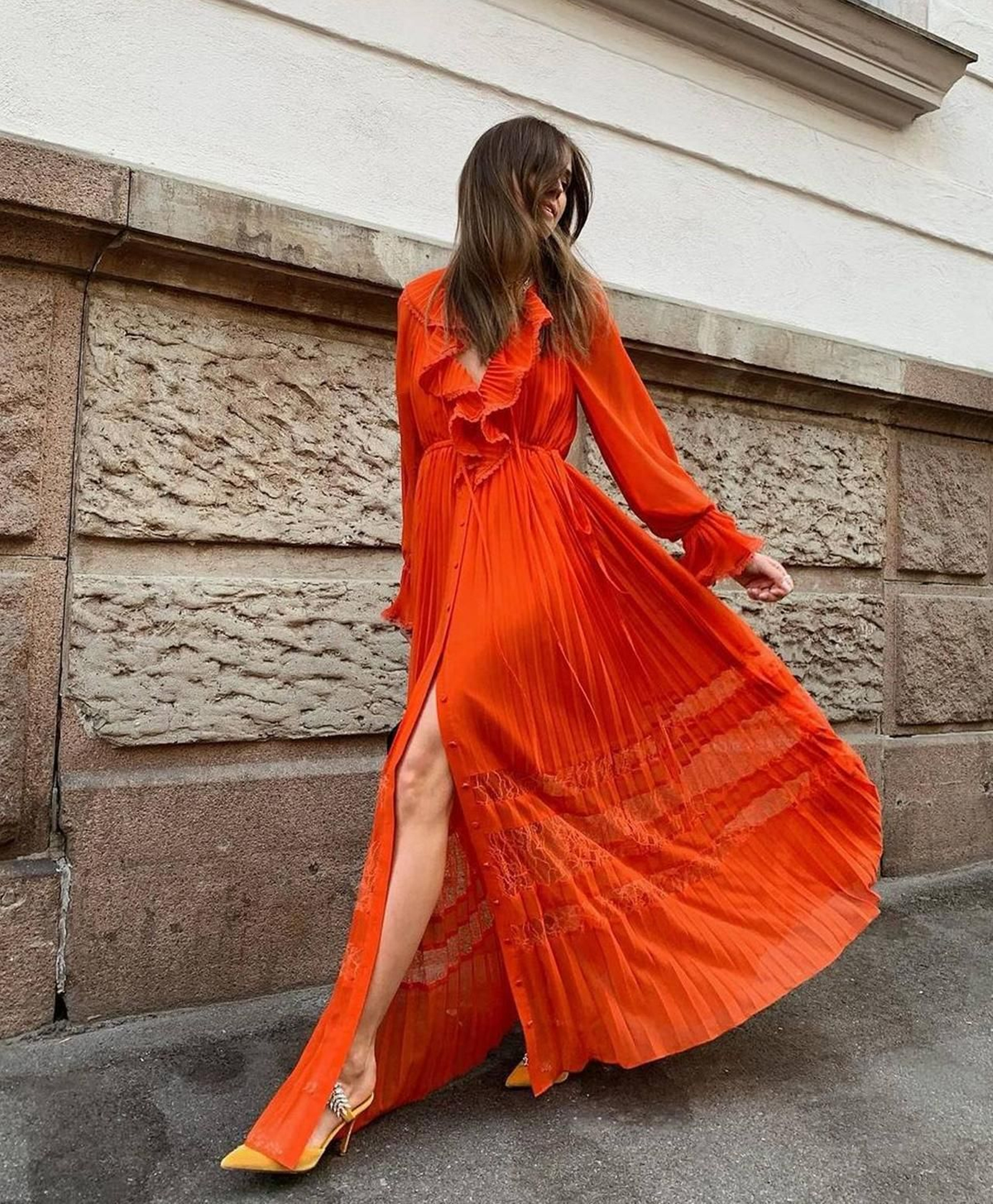 Look de verano con vestido naranja y vaporoso.