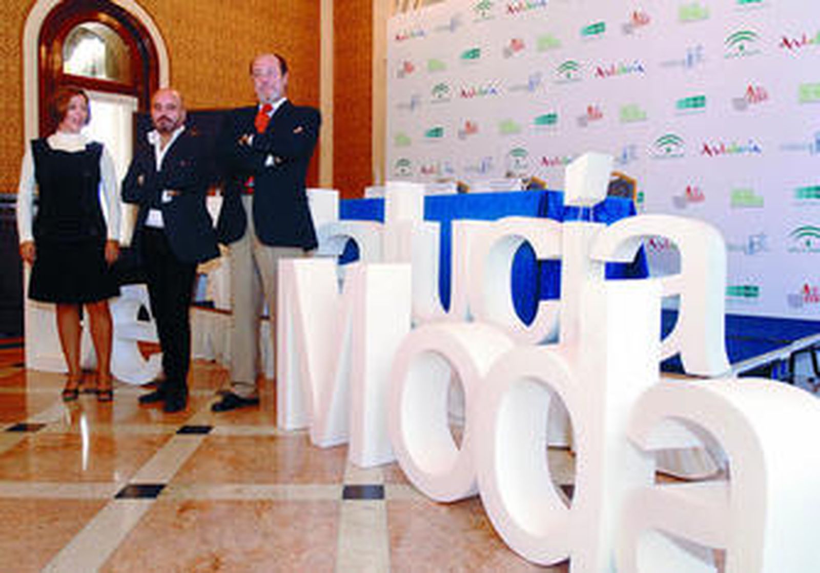 María García Molina, Antonio García y Alberto Ramírez Loma en la presentación de Andalucía de Moda.